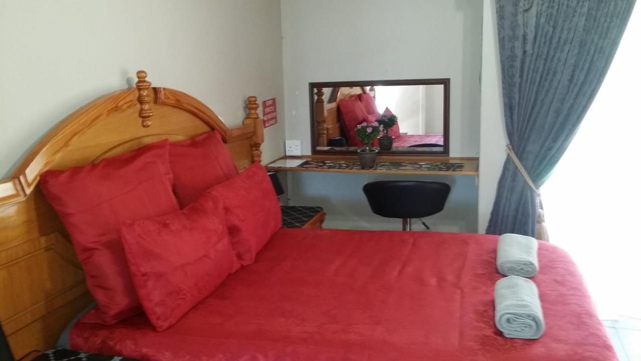 Chariots Guest House Полокване Екстериор снимка