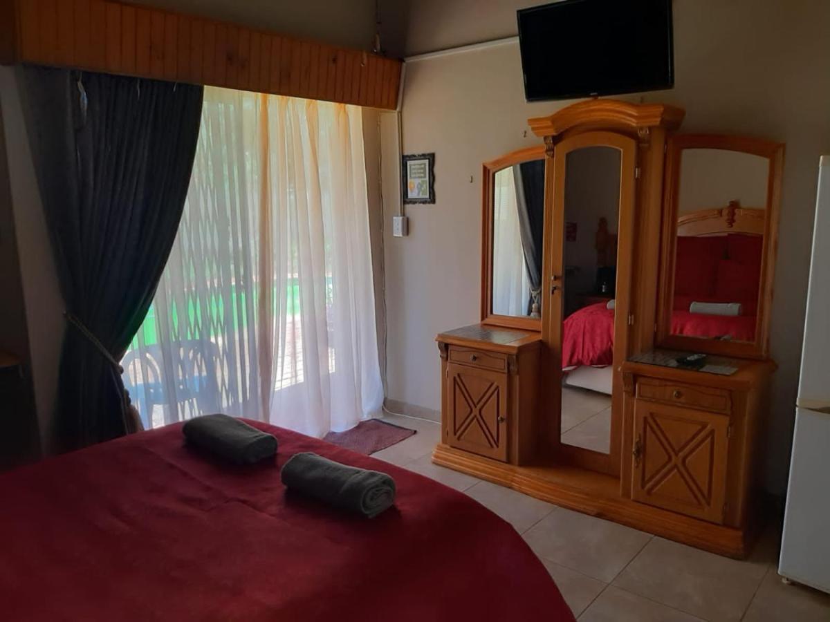 Chariots Guest House Полокване Екстериор снимка